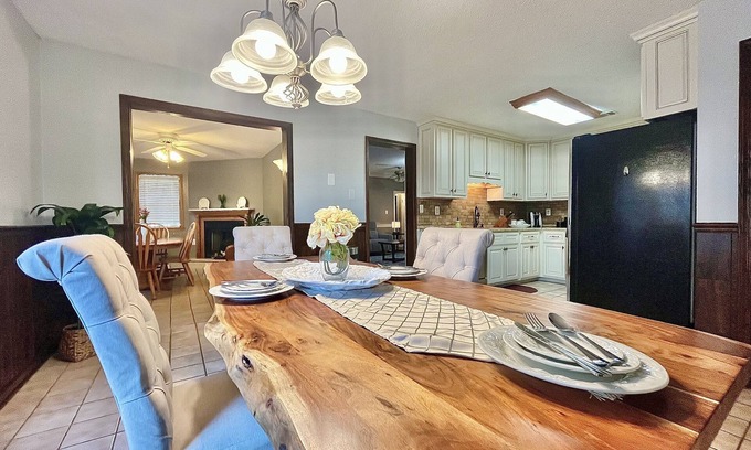 Ellendale Casa | Cozy Family Home with KING Suite