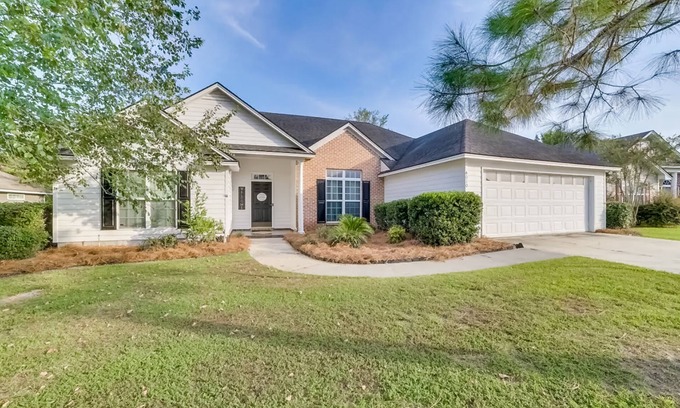 Valdosta Casa | Cozy Family Home with Spacious Backyard, Screened Patio, and Jetted Tub