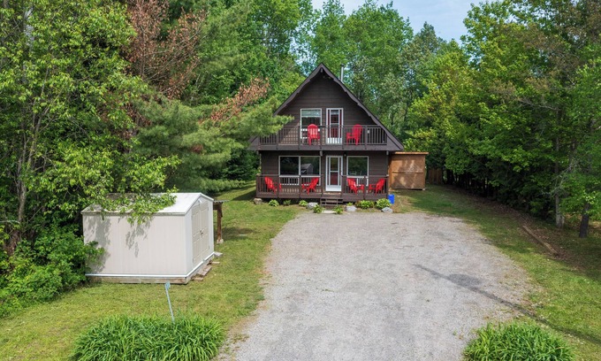Kearney Cabaña | Cozy Family-Sized Cottage in Kearney - Hot Tub & Sauna 3 Min walk to Perry Lake