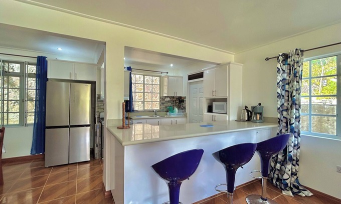 Lower Bay Casa | Cozy family-sized cottage with tropical views