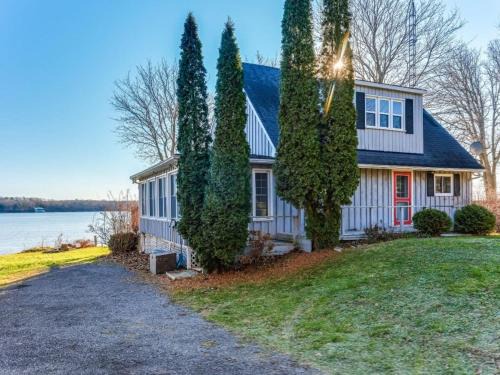 Prince Edward Casa | Cozy family waterfront retreat recently renovated