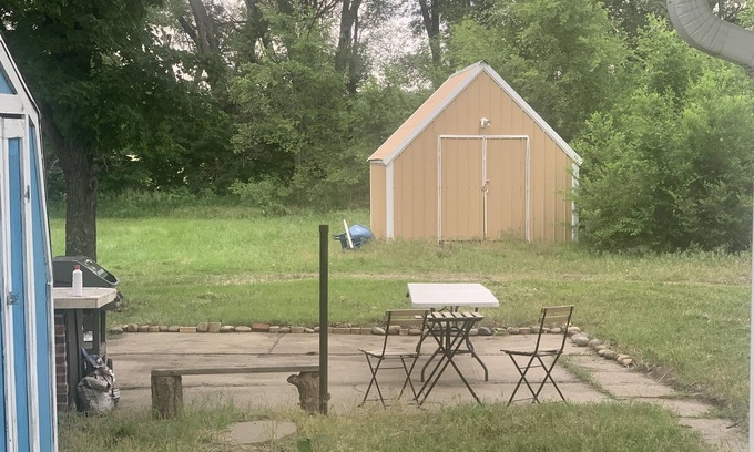 Manhattan Casa | Cozy farm house, just south of Manhattan. Pet friendly with dog door and fence.