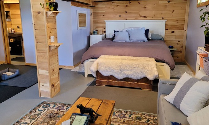 Suttons Bay Apartamento | Cozy Farm Setting in Wine Country