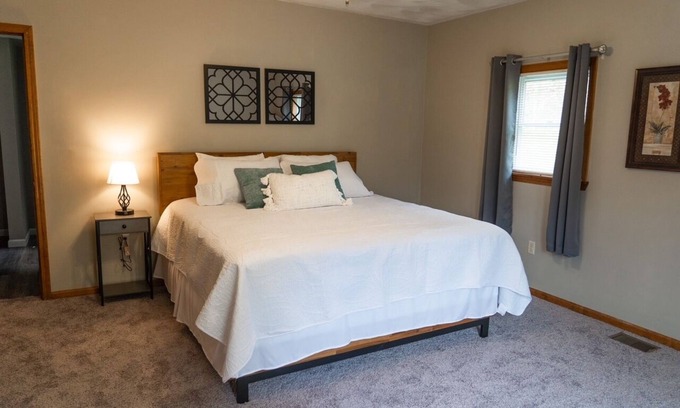 Waynesburg Casa | Cozy farm stay near wedding venue Peaceful location