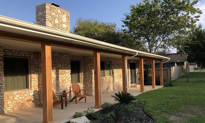 Buda Casa | Cozy farmhouse feels in Old town Buda- 12 miles from Austin!