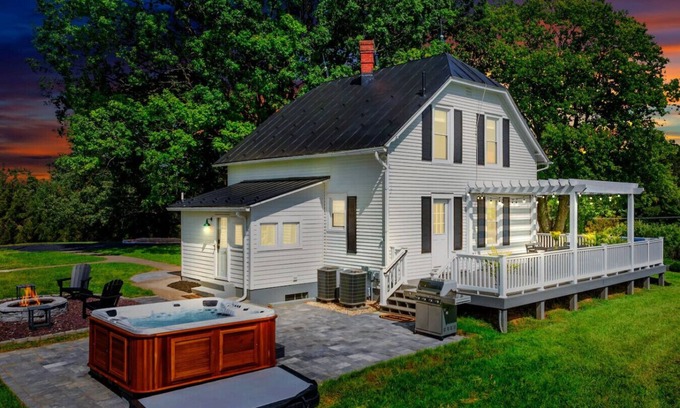 Troutville Casa | Cozy Farmhouse with a Hot tub to die for and 4 person Sauna on 8 acres!