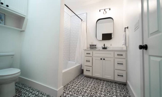 Waco Otro | Cozy Farmhouse in Waco