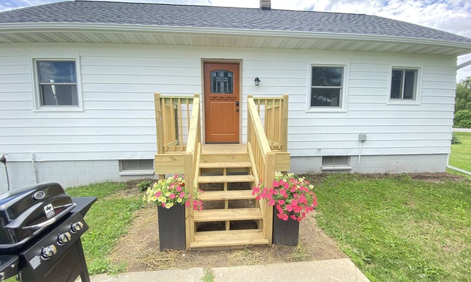 Baraboo Casa | Cozy Farmhouse located in the country between Devils Lake and Wisconsin Dells