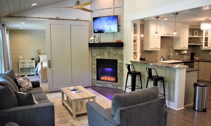 Fayetteville Otro | Cozy Farmhouse, near Lynchburg and Fayetteville