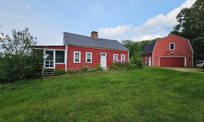 Danbury Casa | Cozy Farmhouse - Private Ragged Mountain Retreat