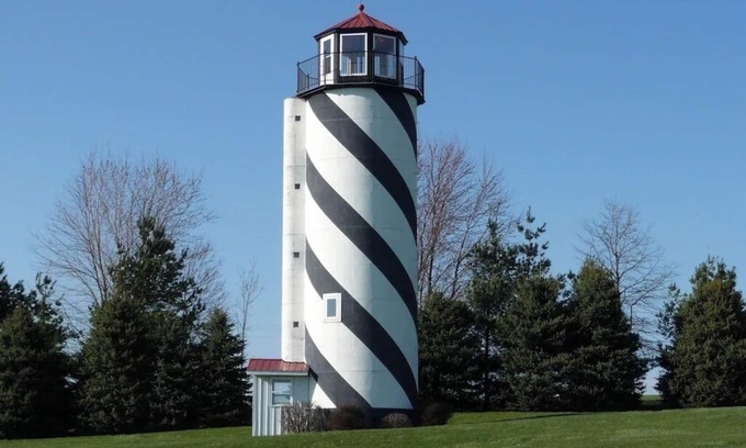 Dickeyville Casa | Cozy Farmhouse Retreat, Climb lighthouse, Acres to explore, Dogs ok, Amenities!