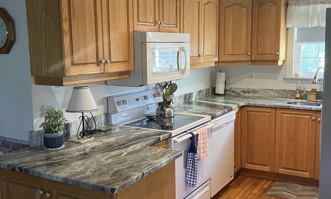 Grand Isle Otro | Cozy farmhouse, sleeps 10 and has great views