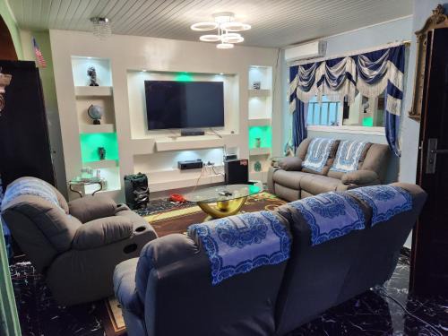 Freetown Casa | Cozy Flat 5 Minutes To Beach