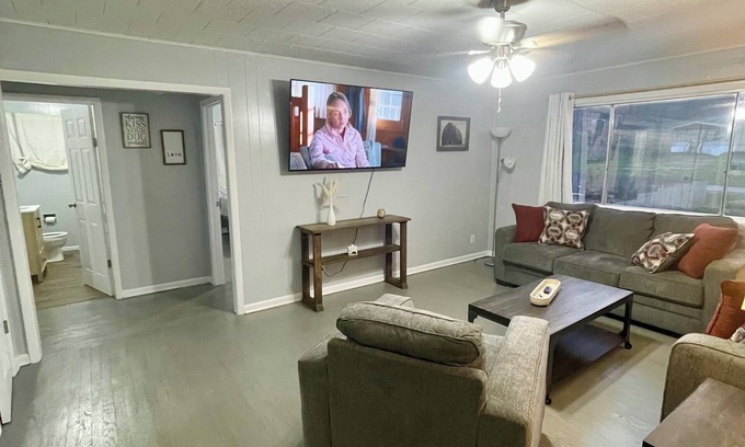 Westwood Casa | Cozy Fonzie Flat