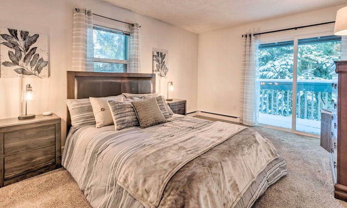 Kingsgate Condominio | Cozy Forest Abode in Woodinville Wine Country