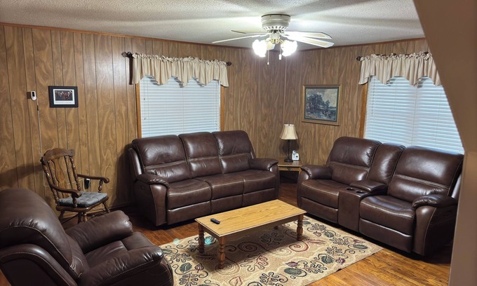 Cross Casa | Cozy four bedroom, two bathroom home a few miles from Lake Moultrie and Marion