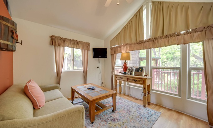 Fredericksburg Cabina | Cozy Fredericksburg Cabin with Shared Hot Tub!