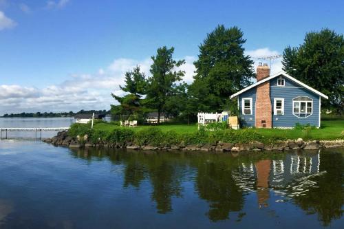 Fremont Casa | Cozy Fremont Cottage on Lake Poygan and Fishing Dock