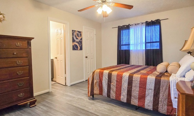 Klein Apartamento | Cozy French Getaway! With full kitchen, workspace, treadmill and grill.