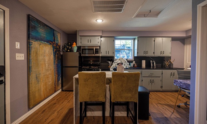 Northwest Dallas Apartamento | Cozy Fully Furnished, 1-Bedroom Rental in brilliant Dallas with all bills paid!
