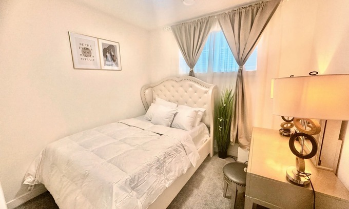 North Central Edmonton Apartamento | Cozy & Fully Furnished New Basement Apartment, 6 mins from downtown & Rogers.
