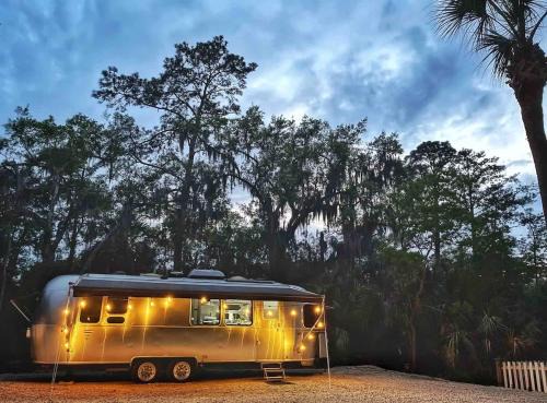 Savannah Otro | Cozy & Fun Airstream Camper Near Downtown & Beach