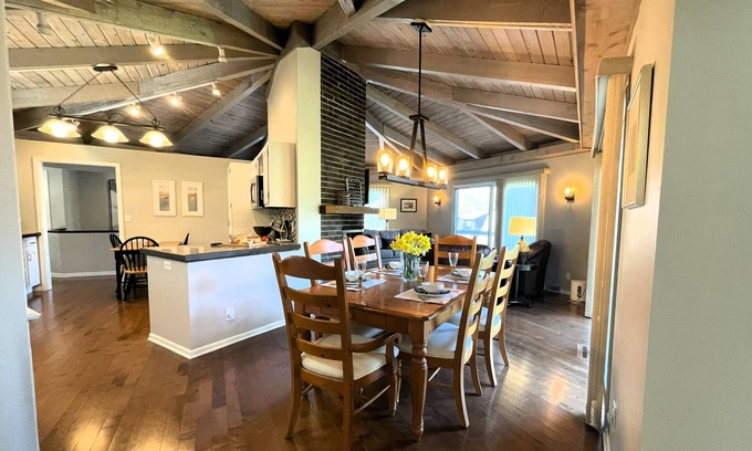 Indian Hills Casa | Cozy, Fun Hexagon Home on Wooded Lot in Fontana on Geneva Lake, Close to Lake