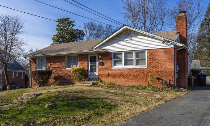 Seminary Hill Apartamento | Cozy Furnished Home in Alexandria with Backyard Patio - Upstairs Unit Only