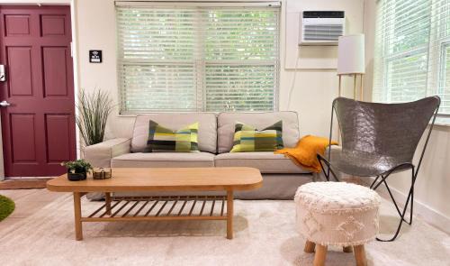 Lake Ridge Casa | Cozy Garden Bungalow - Pets/Parking/Beach