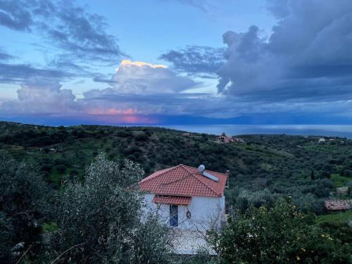 Vasilitsion Apartamento | Cozy garden cottage with stunning sea views