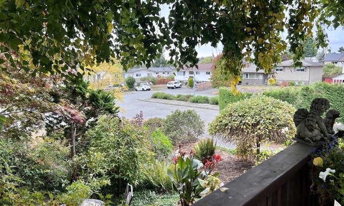 Saanich West Casa | Cozy Gem: Heart of Victoria