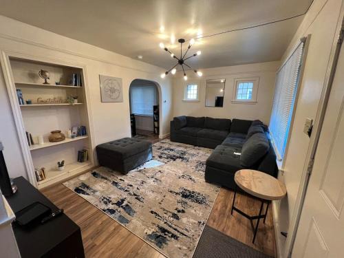 Lincoln Park Casa | Cozy Gem King Bunk Beds Near Major Highways Sleep6