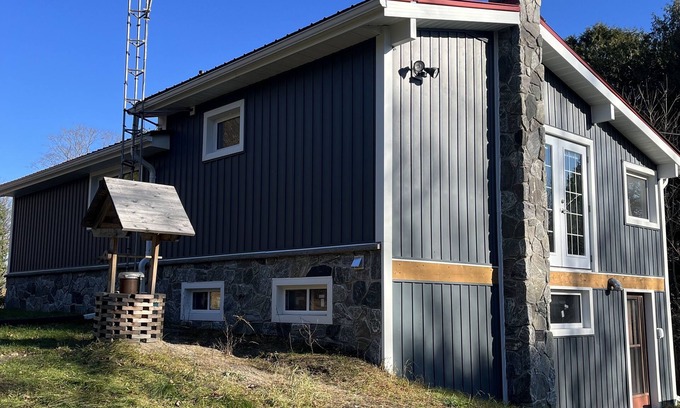Central Frontenac Cabaña | Cozy Getaway! Fully Renovated Winterized cottage with access to lake.