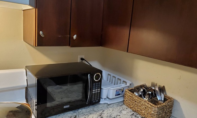 Matawan Condominio | cozy getaway in New Jersey