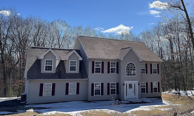 Stroudsburg Casa | Cozy getaway in the Poconos — 5minutes away from all your favorite attractions !