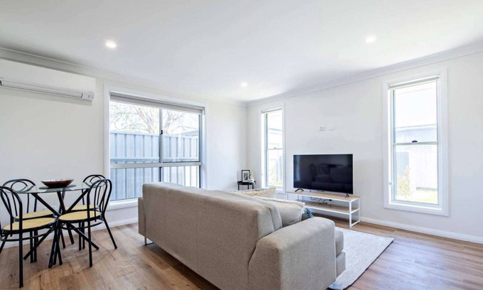 Dubbo Casa | Cozy Getaway - Modern, Garden View