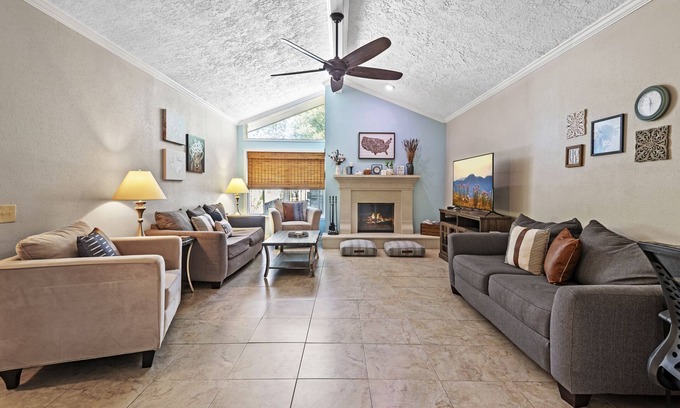 Houston Casa | Cozy Getaway w/ Private Hot Tub near IAH