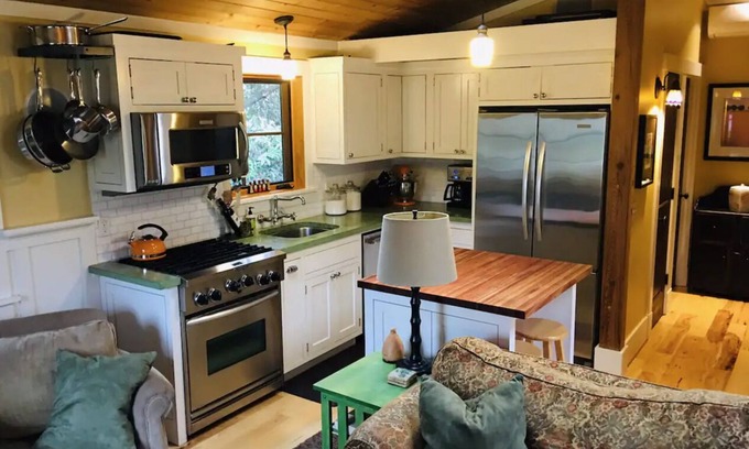 Laurelhurst Casa | Cozy Getaway w/Hot tub, Fireplace, Firepit & A/C