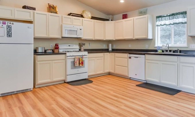 Homer Casa | Cozy Getaway w/ Porch - 4 Mi to Downtown Homer!