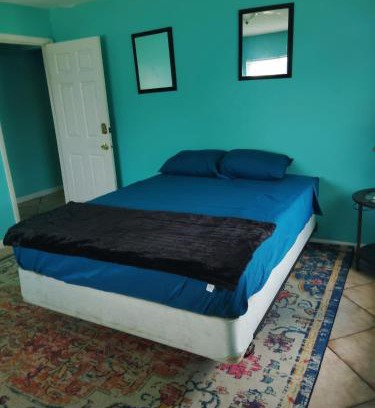 Pine Manor Apartamento | Cozy Getaway with Bright Colors & Full Kitchen