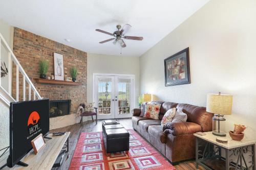 Canyon Lake Casa | Cozy Glimmer