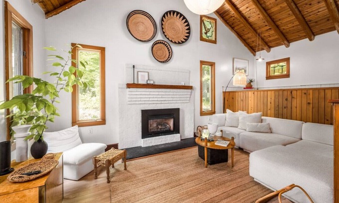 Cedar Cabaña | Cozy Good Harbor Cottage with hot tub & fireplace