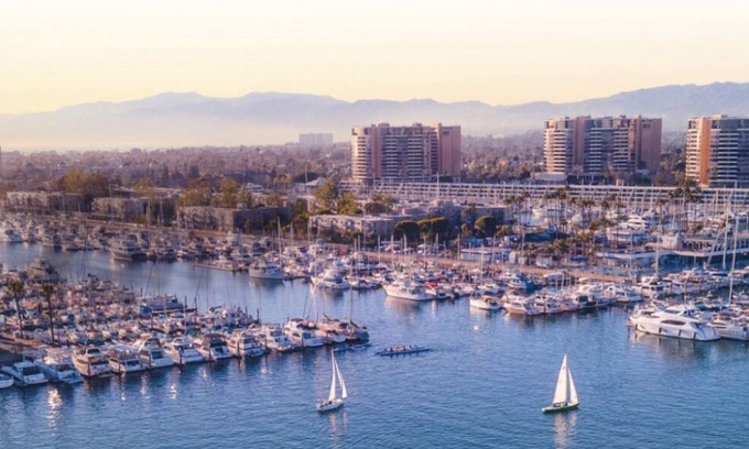 Marina del Rey Alquiler De Eote | Cozy good vibes boat experience in Marina Del Rey. Perfect location in safe area