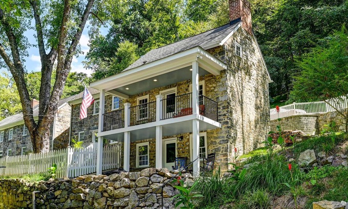 Ellicott City Casa | Cozy granite home in walking distance to Old Ellicott City