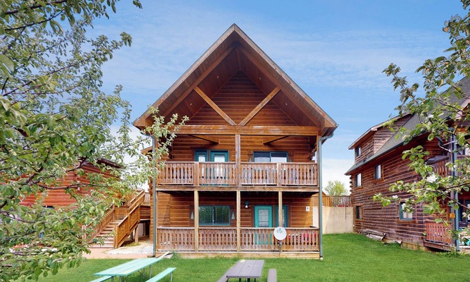 Warrens Cabina | Cozy Green 2 bedroom cabin with a LOFT AREA in enchanting Warrens, Unit A
