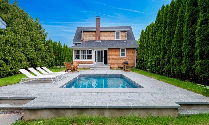 Greenport West Casa | Cozy Greenport Cottage | House in Greenport with a private pool & sauna