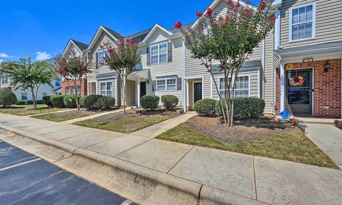 Greensboro Casa | Cozy Greensboro Townhome ~ 7 Mi to UNC Campus