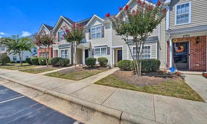 Greensboro Casa | Cozy Greensboro Townhome about 7 Mi to UNC Campus