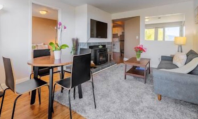 District of North Vancouver Casa | Cozy ground level suit with private garden , amazing views and pet friendly!