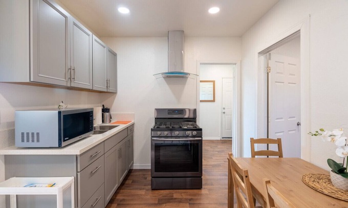 Azusa Casa | Cozy Guest Home! 2bd, 1bath.